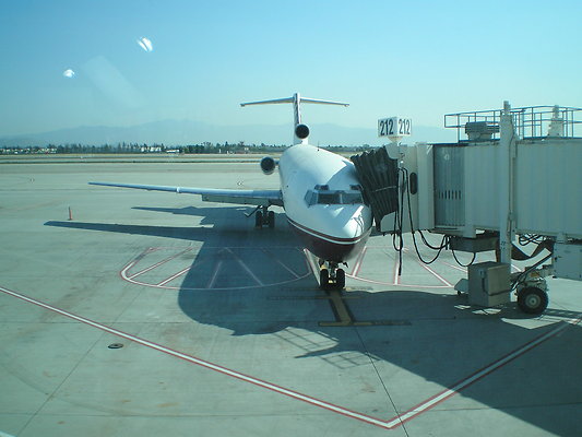 B727-200 on Gate 212 ONT 001