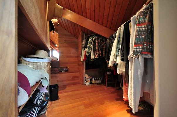 8956 closet