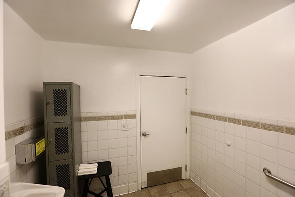 Mens Bathroom 0055 1