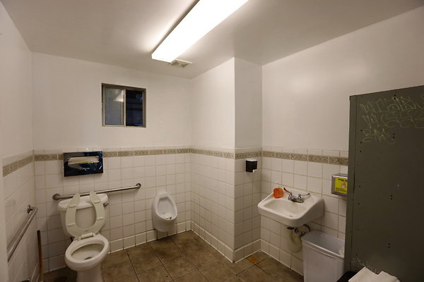 Mens Bathroom 0054 1