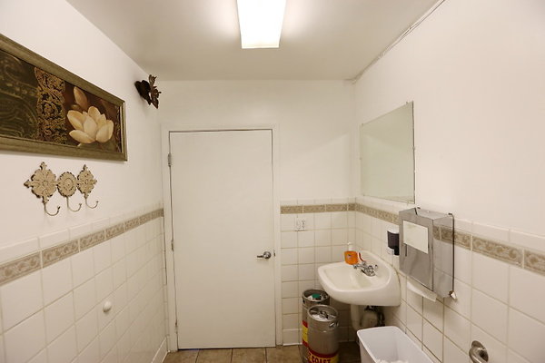 Womens Bathroom 0053 1