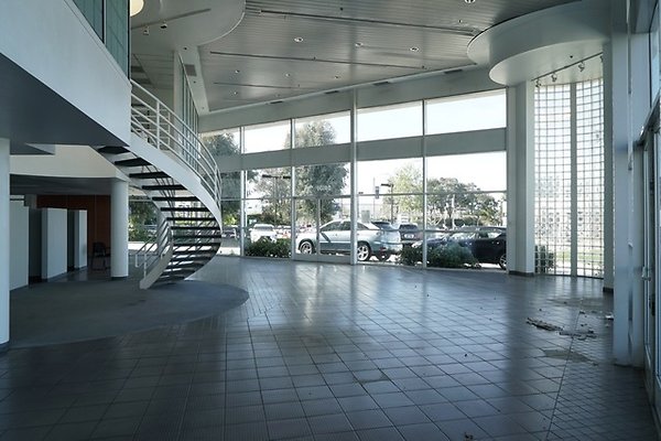 EMpty.Dealership.Valencia.22