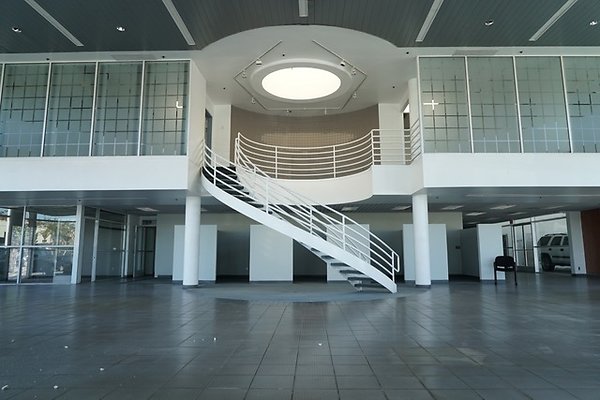 EMpty.Dealership.Valencia.11