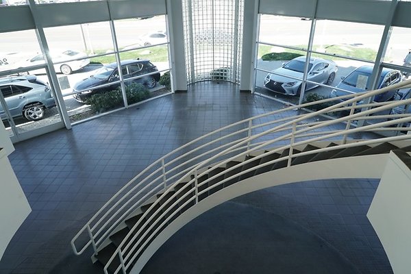 EMpty.Dealership.Valencia.15