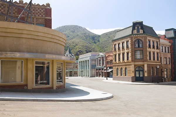 block-view-curved-sidewalk