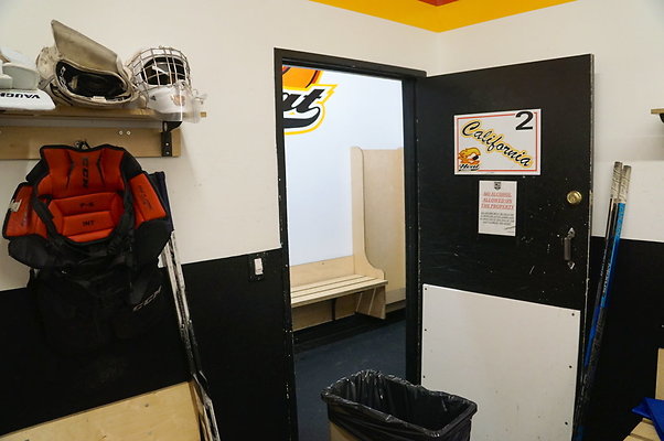 LA.Kings.Ice.Cal.Locker.Rm.2.04