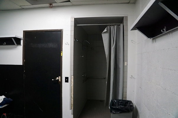 LA.Kings.Ice.Locker.Rm.4.04
