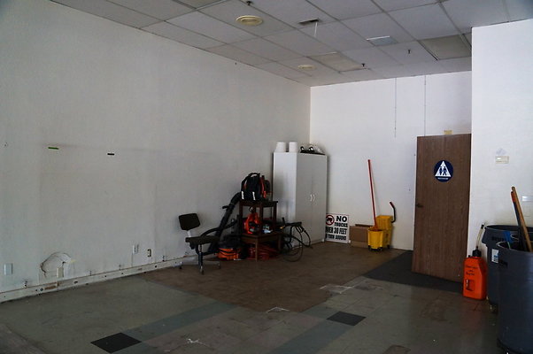 Cas.Village.31932.Store.20