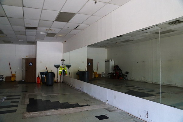 Cas.Village.31932.Store.13