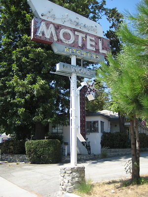 La.Crescenta.Motel.27