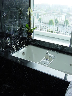 805 tub and amenities