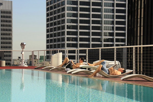 Standard.Rooftop.Pool.05