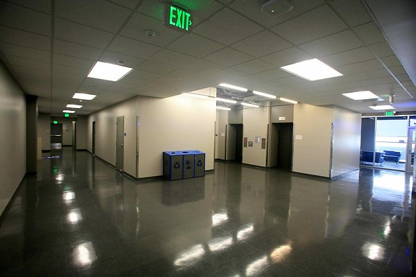 5 5th Floor Elevator Lobby 0304