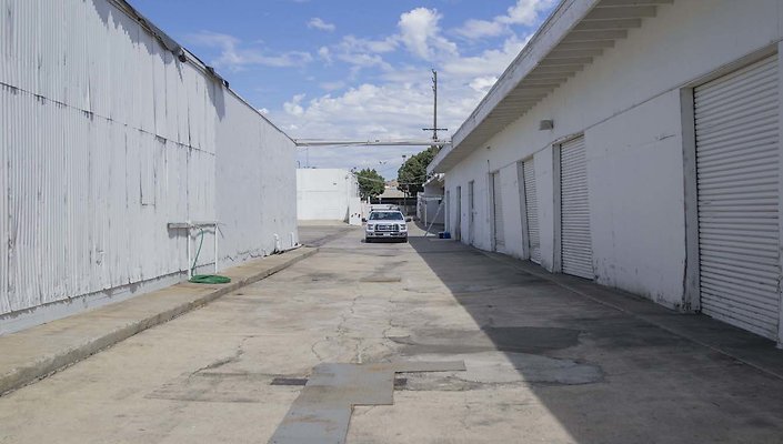 Lincoln-Heights-Warehouse-425-San-Fernando-Warehouse-Front-Parking-Lot-031