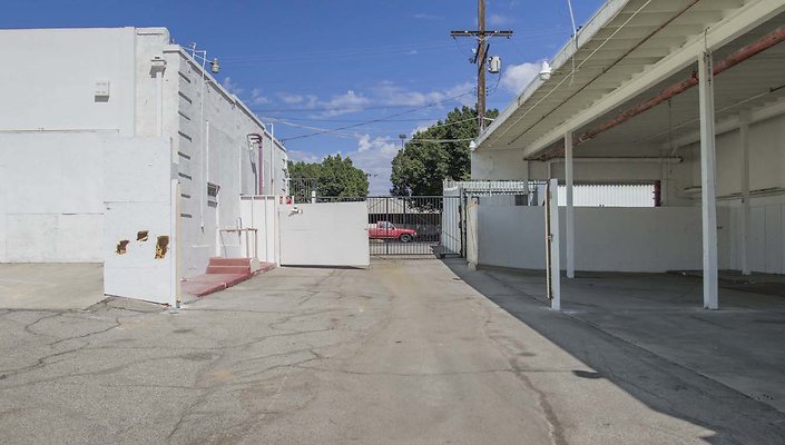 Lincoln-Heights-Warehouse-425-San-Fernando-Warehouse-Front-Parking-Lot-005