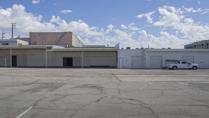 Lincoln-Heights-Warehouse-425-San-Fernando-Warehouse-Front-Parking-Lot-015