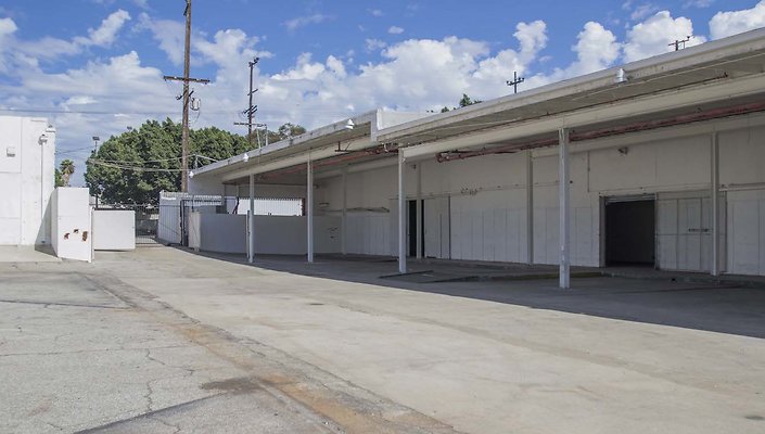 Lincoln-Heights-Warehouse-425-San-Fernando-Warehouse-Front-Parking-Lot-035