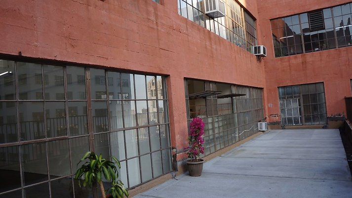 6-Los-Angeles-St-Showroom