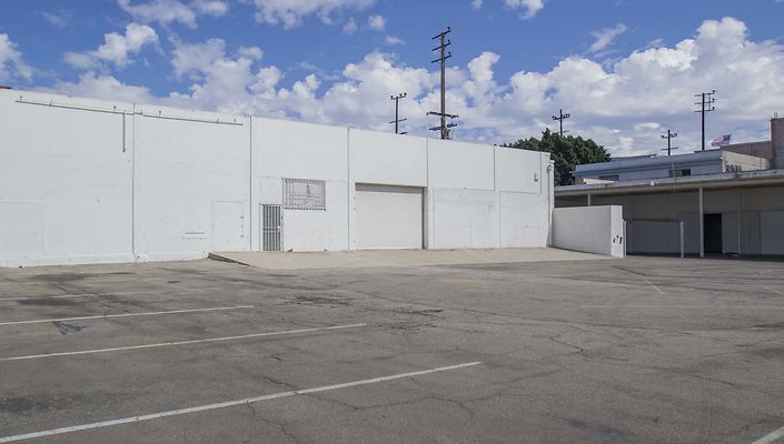 Lincoln-Heights-Warehouse-425-San-Fernando-Warehouse-Front-Parking-Lot-016