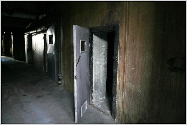 basement jail 05